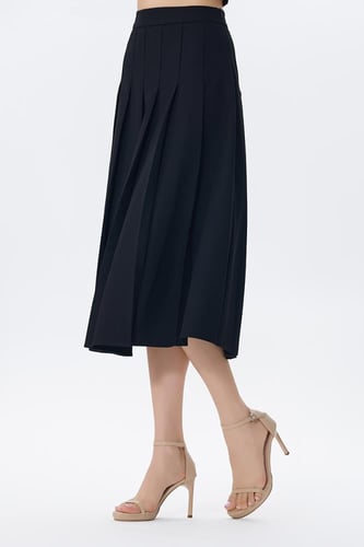 تنورة ميدي سوداء بكسرات أمامية