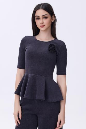 بلوزة رمادية بتصميم ببتلم مزينة بوردة