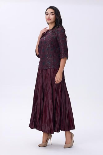 بلوزة بالون البرغندي بتفاصيل بارزة