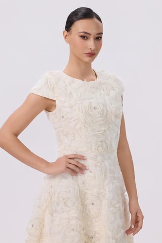 فستان أبيض ميدي بورود بارزه | فستان أنيق للمناسبات