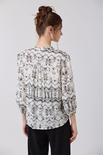 بلوزة ستان ناعم بنقشة