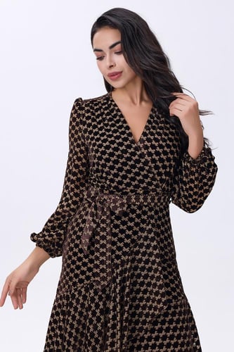 فستان بني بطبعة هندسية وحزام خصر