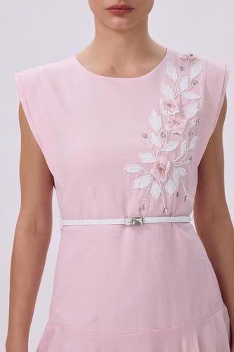 فستان وردي بتطريز على الكتف