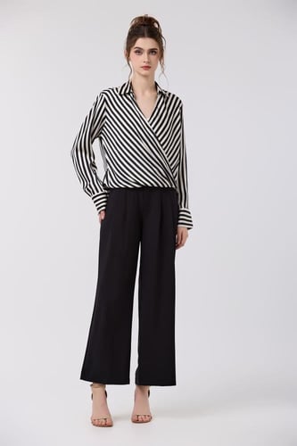 بلوزة بقصة صدر مزدوج