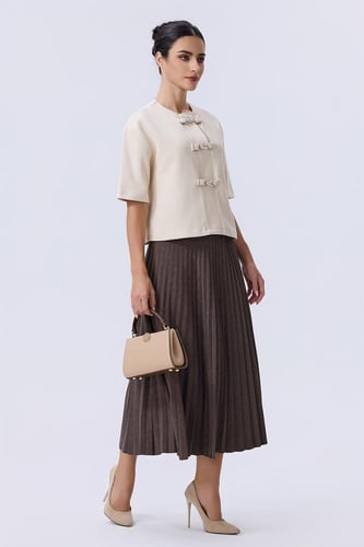 بلوزة أوف وايت بأزرار معدنية أنيقة