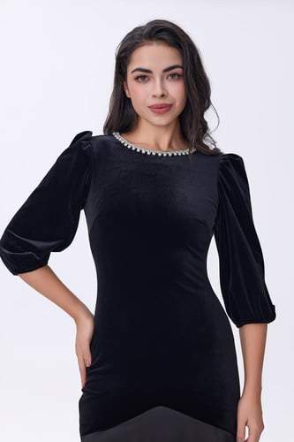 فستان أسود مخملي بتفاصيل لؤلؤية عند الياقة