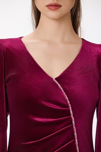 فستان مخمل مع اكسسوار