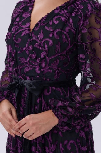 فستان دانتيل أسود مطرز بالأرجواني مع حزام خصر