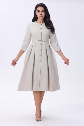 فستان بيج أنيق بتفاصيل أزرار ذهبية
