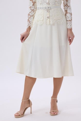 فستان دانتيل أبيض بأزرار أمامية وقصة ناعمة