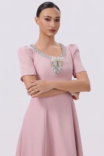 فستان وردي بياقة كرستال
