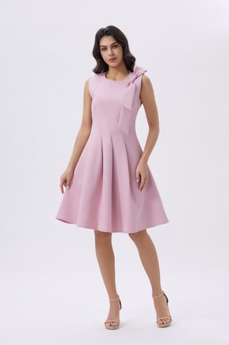 فستان ميدي وردي أنيق بتفصيل عقدة جانبية