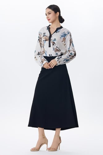 بلوزة مطبعة بزهور ناعمة وياقة مميزة بلون متباين