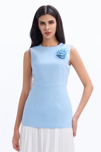 فستان سماوي و أبيض