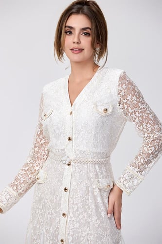 فستان دانتيل مع كلف الؤلؤ