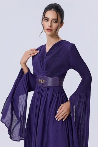 فستان بنفسجي بأكمام كاب واسعة وحزام خصر