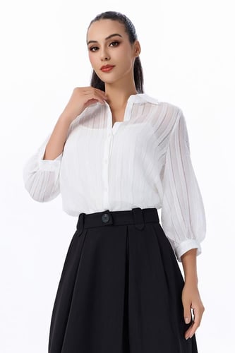 بلوزة بيضاء مخططة بأكمام منفوخة