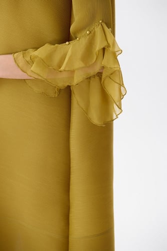 فستان بليسية بياقة كشكش ناعم