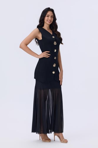 طقم أسود بتفاصيل أزرار