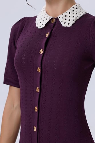 فستان بنفسجي بياقة كروشيه وأزرار أمامية