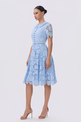 فستان سماوي دانتيل بقصة أنثوية وحزام خصر | إطلالة...