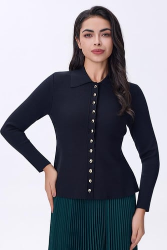 بلوزة سوداء بأزرار أمامية