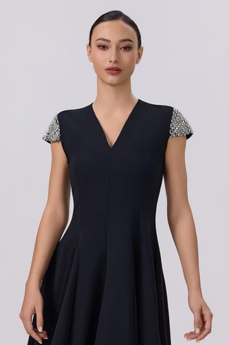 فستان اسود ميدي