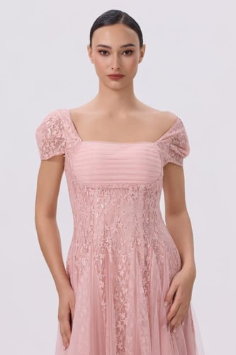 فستان وردي ناعم بتفاصيل تول حالمة