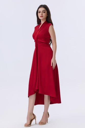 فستان أحمر بتصميم أنيق بقصة غير متماثلة