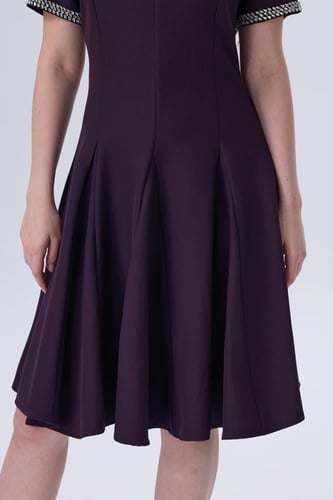 فستان بنفسجي قصير بياقة مزخرفة أنيقة وأكمام قصيرة...