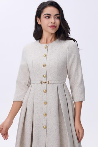 فستان بيج أنيق بتفاصيل أزرار ذهبية