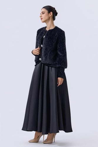 جاكيت فرو أسود نمري