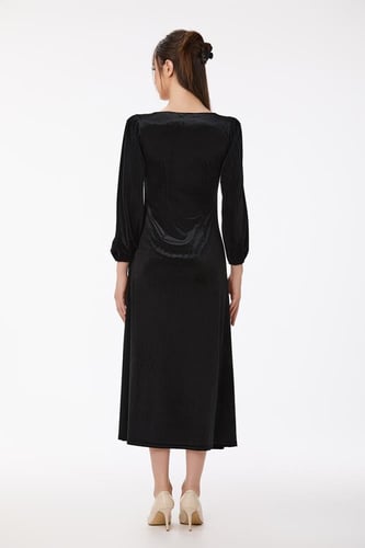 فستان مخمل مع اكسسوار