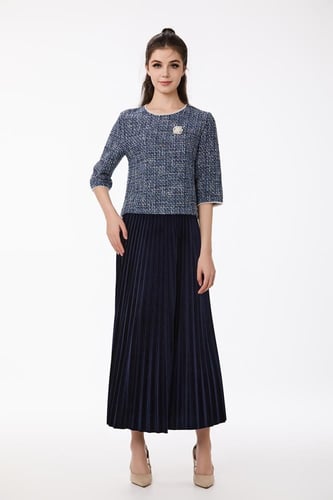 بلوزة بخامة الشانيل مع لؤلؤ