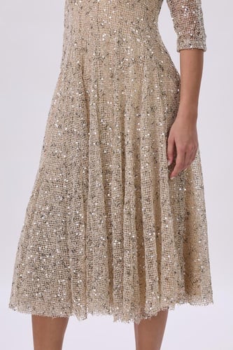 فستان بييج بتصميم شبكي ذهبي