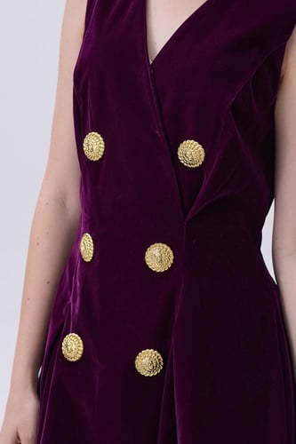 فستان بورغندي مخملي بأزرار ذهبية