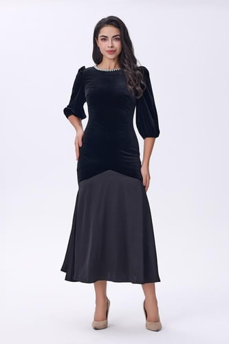 فستان أسود مخملي بتفاصيل لؤلؤية عند الياقة