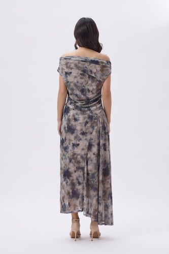 فستان ميدي أوف شولدر بطبعة فنية