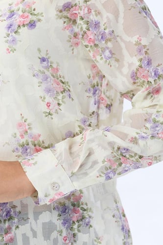 بلوزة ساتان بطبعات وردية