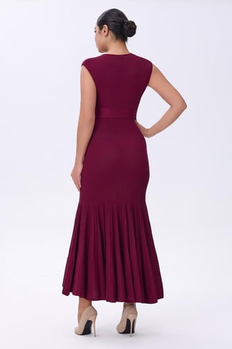 فستان شتوي عنابي بدون أكمام بربطة خصر