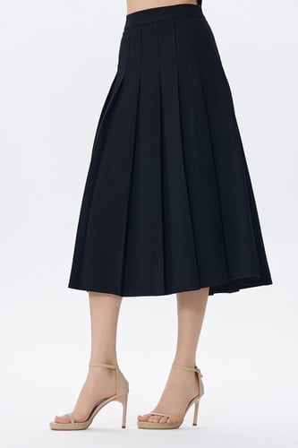 تنورة ميدي سوداء بكسرات أمامية