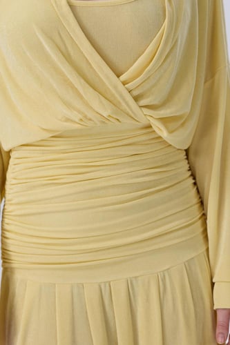 فستان أصفر أنيق بياقة مزخرفة ولمسة كلاسيكية راقية