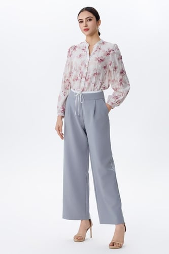 بلوزة بطبعة ورود بلون وردي