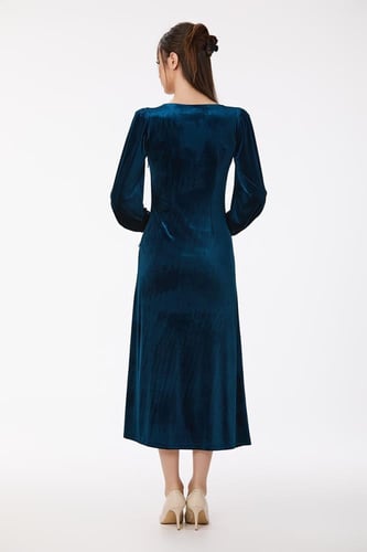 فستان مخمل مع اكسسوار