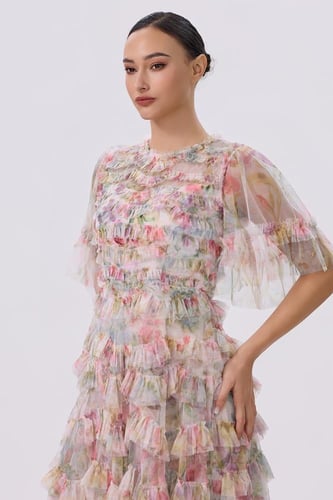 فستان بطبقات التول ونقشة الزهور