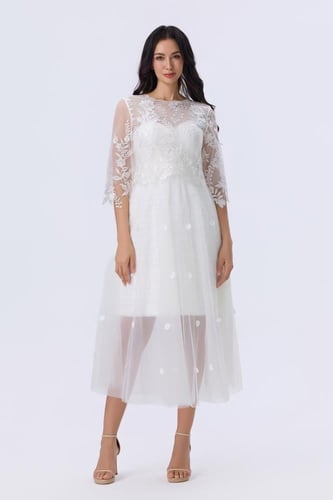 فستان أبيض ميدي بتفاصيل دانتيل وأكمام شفافة أنيقة...
