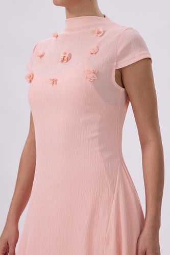 فستان ميدي وردي بتطريز زهور