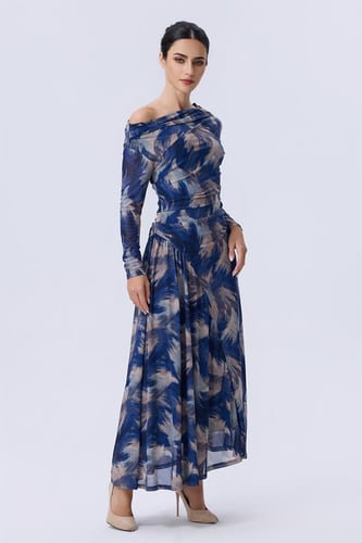 فستان طويل أزرق مطبوع بأكمام طويلة وكتف مكشوف