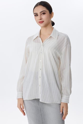 بلوزة بيضاء مقلمة بخطوط رفيعة