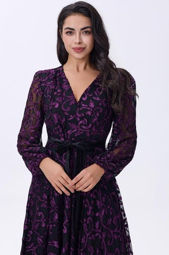 فستان دانتيل أسود مطرز بالأرجواني مع حزام خصر